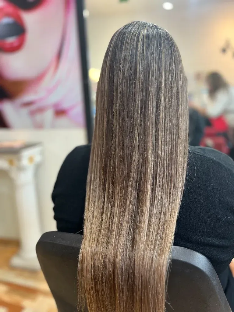 Balayage rubio dorado en cabello extra largo en Pocito