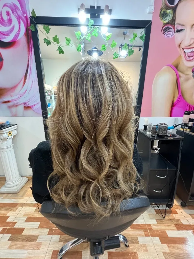 Trabajo de balayage y ondas naturales en Salón Faby Pocito San Juan
