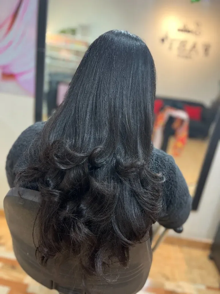 Styling con ondas al agua en cabello castaño oscuro