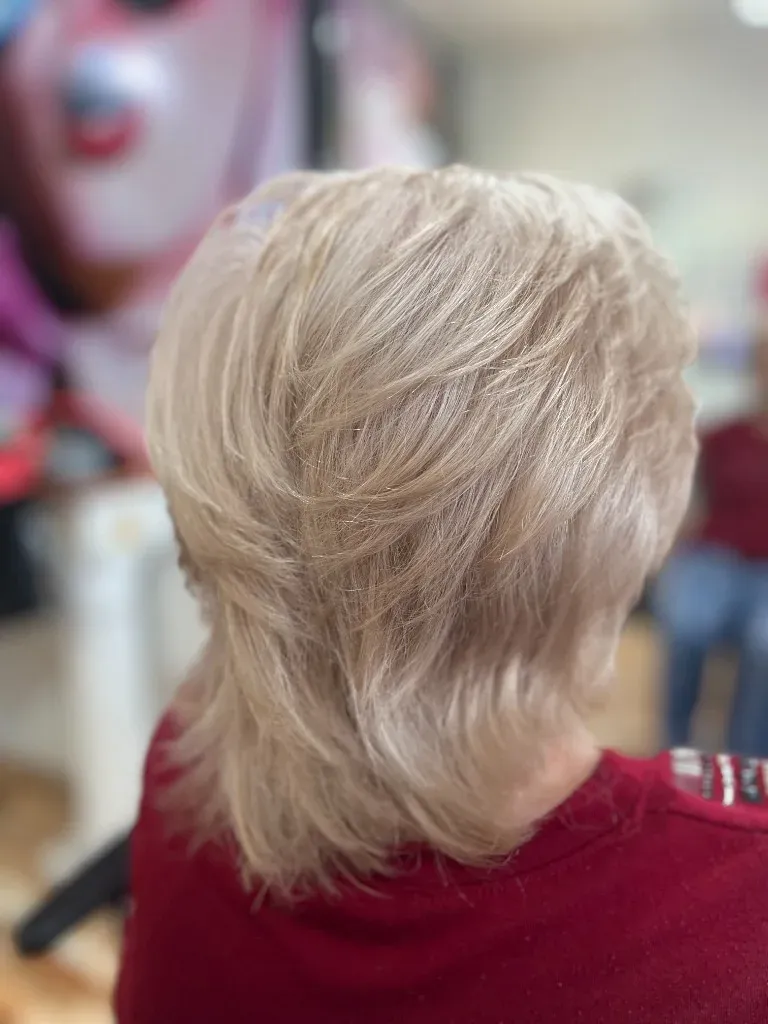 Corte pixie y decoloración rubia en Pocito San Juan