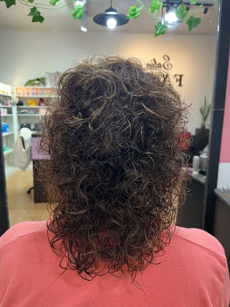 Permanente y volumen natural para cabello rizado